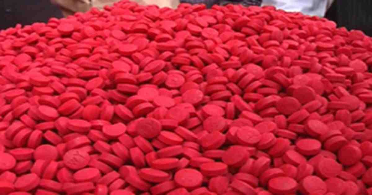 detectives of DMP police , three held with Yaba , police arrested three people with Yaba tablets