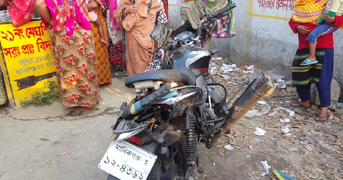 daughter , Father , killed , Manikganj , road crash