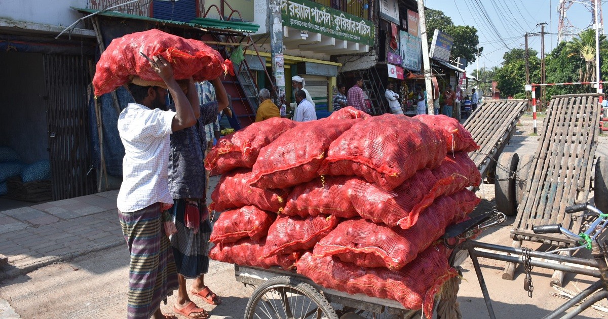 Bangladesh onion import , India’s onion export ban , price hike of essentials , Dhaka’s kitchen market , Onion price hike , Onion , Onion price