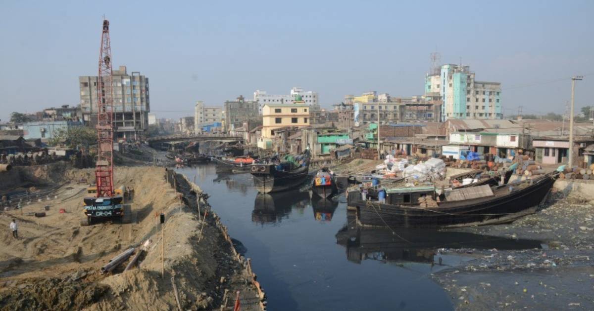 industrial and hospital wastes , Dhaka Wasa Managing Director Taskim A Khan , Wasa MD , Contempt rule issued , Buriganga Pollution , Water pollution , Human Rights and Peace for Bangladesh (HRPB) , Department of Environment (DoE) , Buriganga river , Dhaka Wasa , BIWTA , High Court
