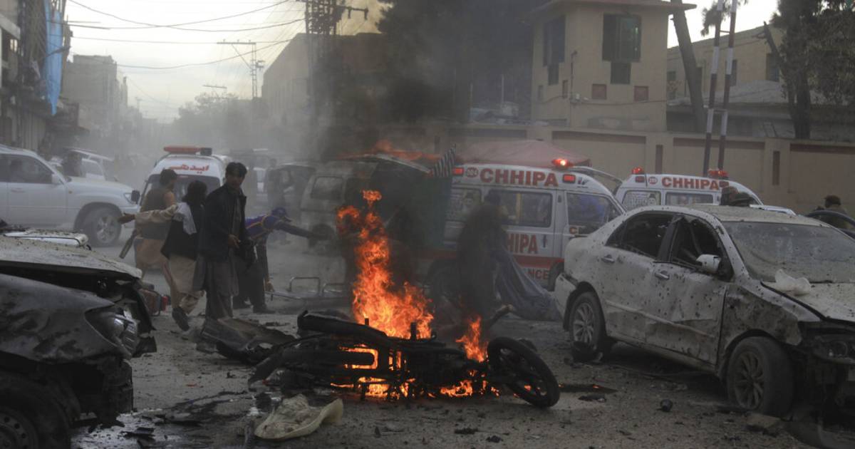 Pakistan , Suicide bomber , Islamist rally , Suicide bombing , eight people killed
