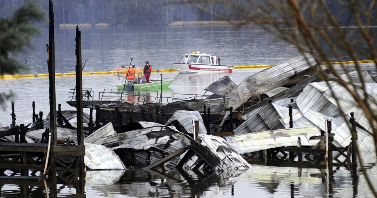 USA , Fire , Alabama , marina boat dock fire , 8 died , Tennessee River