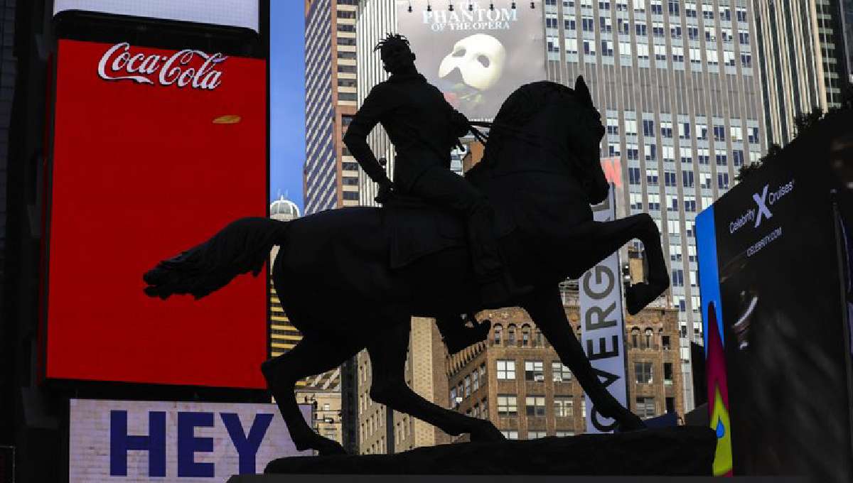 Kehinde Wiley , bold sculpture , Times Square