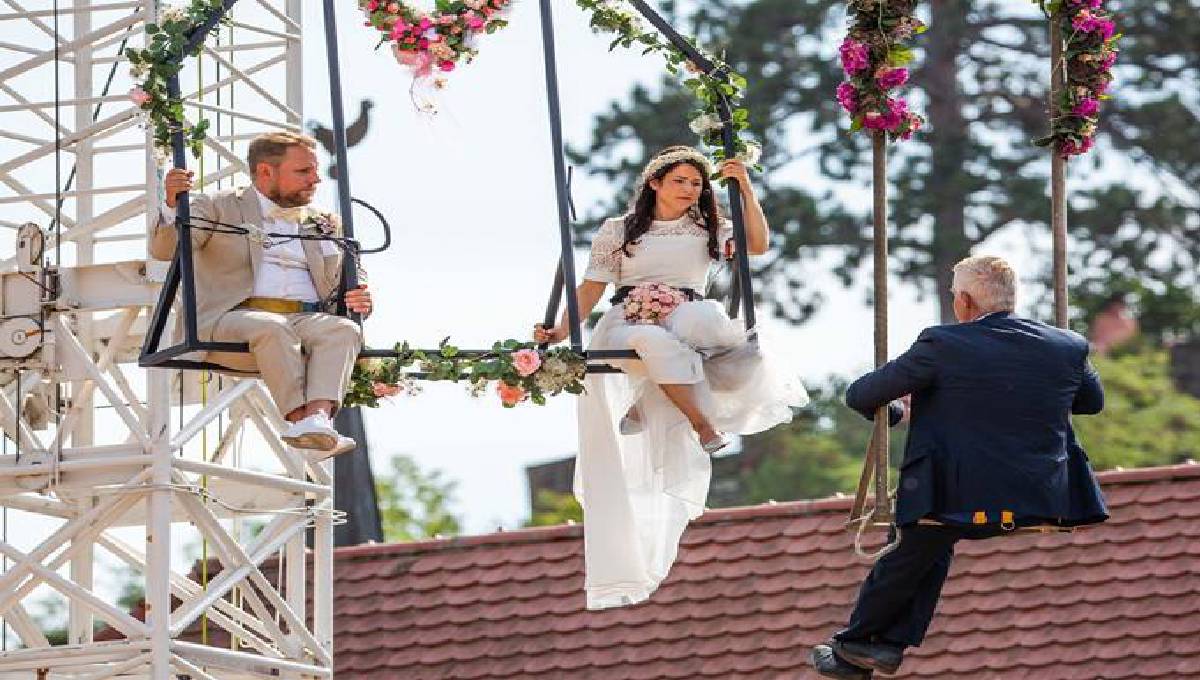 ties knot , aerial artist , German