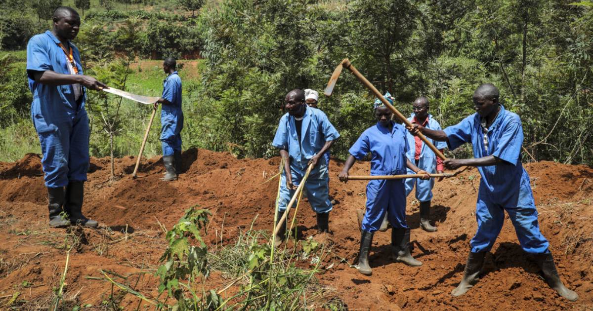 6,000 bodies , Burundi , Largest mass graves , mass graves uncovered , East African nation